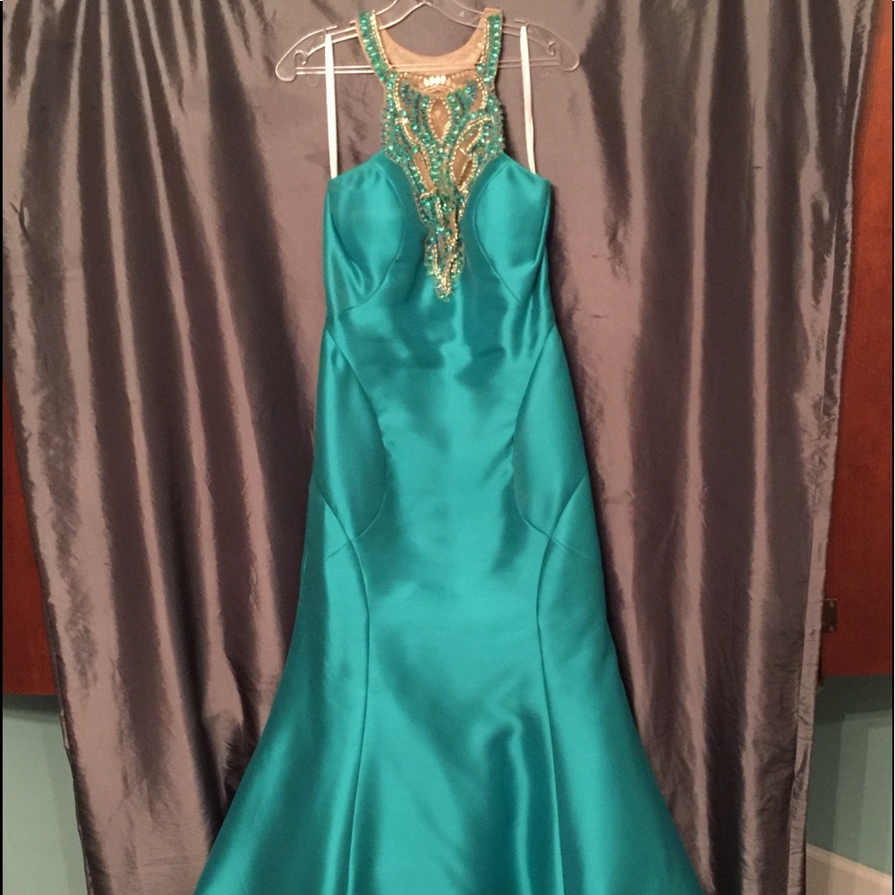🎊♥️🎊😍🎊Formal Gown. Beaded Back w/small train